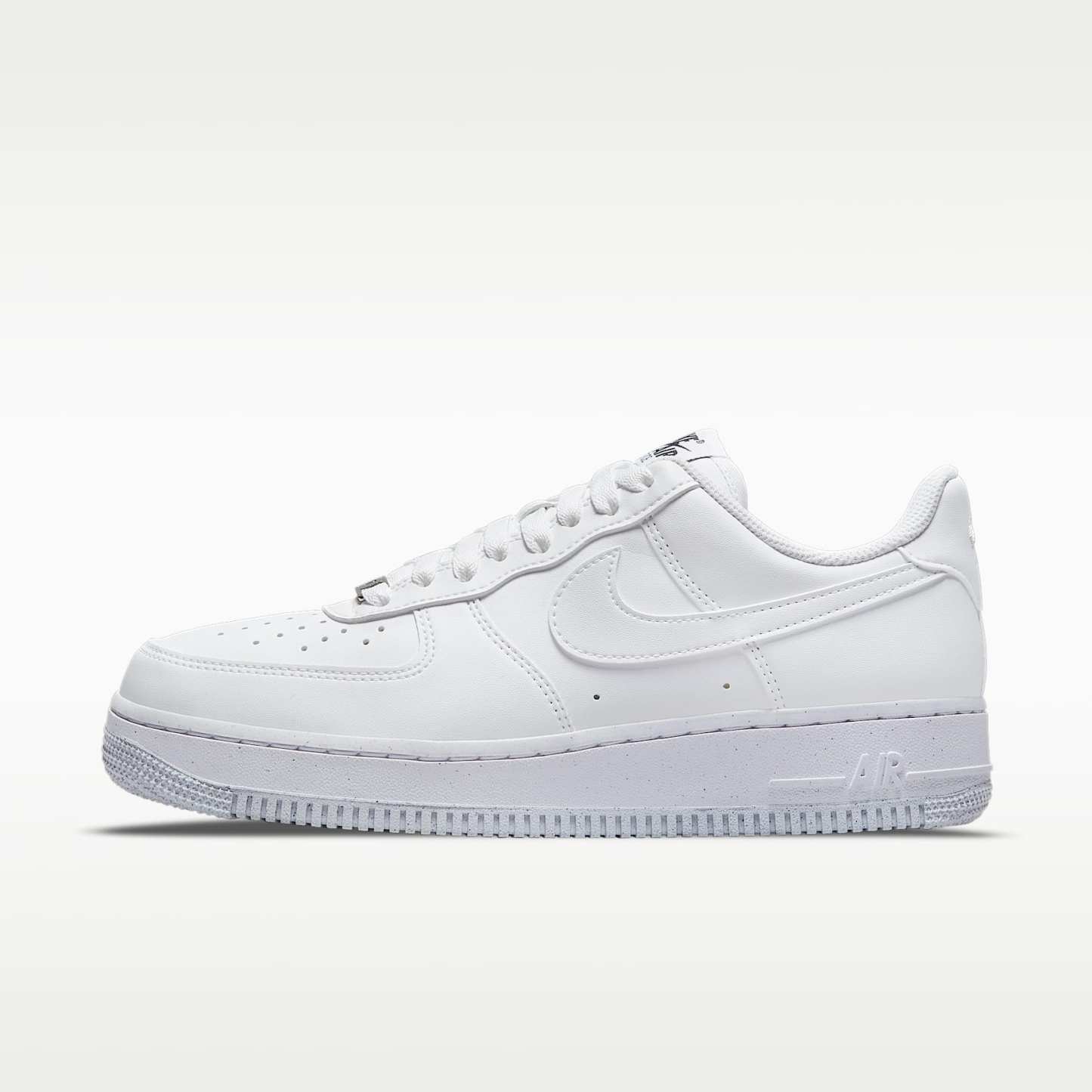 Nike Air Force 1 '07 SE Suede Damenschuh – Weiß/Schwarz/Metallic Silver/Weiß