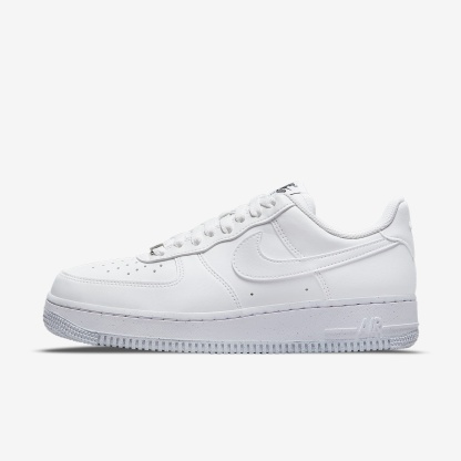 Nike Air Force 1 '07 SE Suede Damenschuh – Weiß/Schwarz/Metallic Silver/Weiß