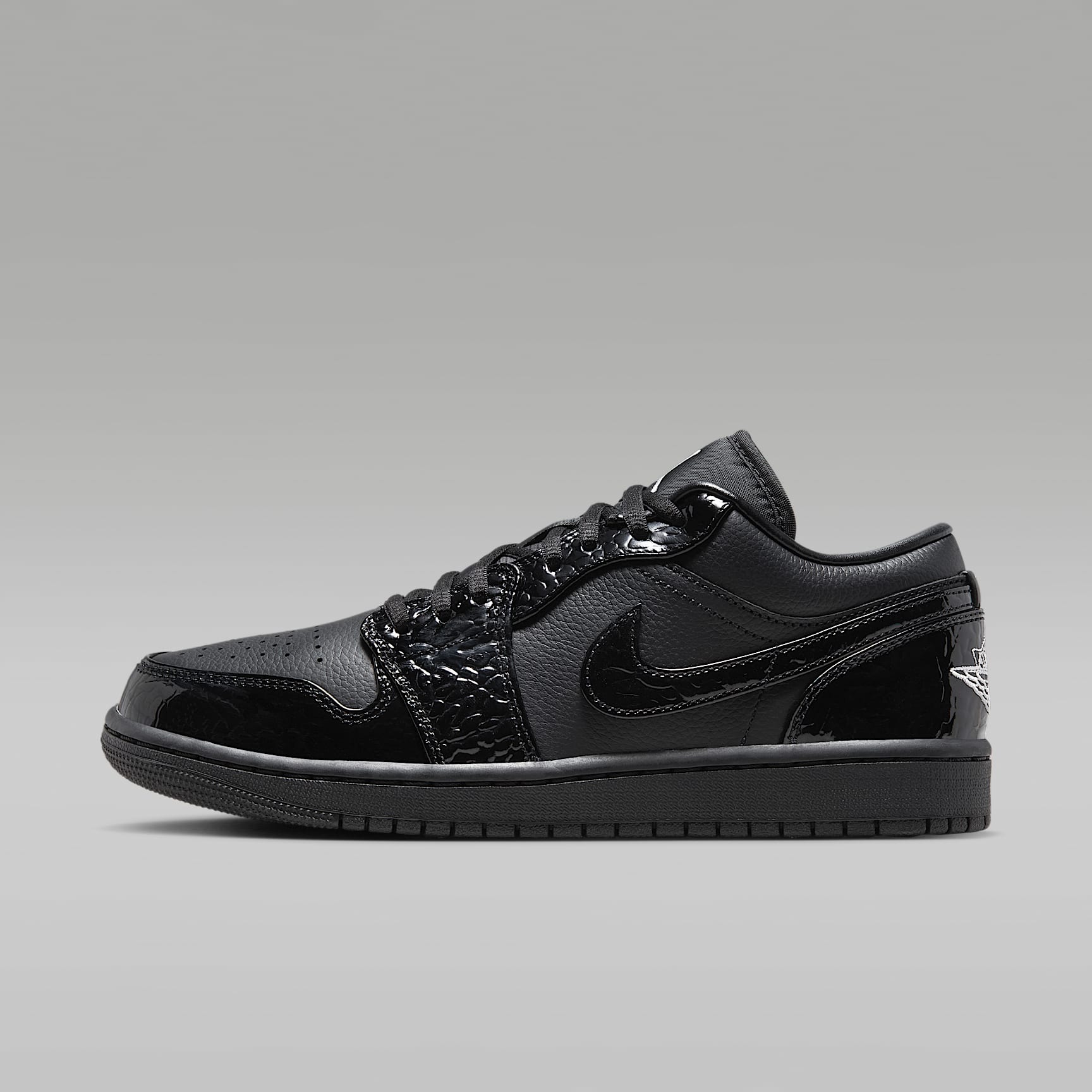 Air Jordan 1 Low SE Damenschuh – Schwarz/Weiß/Metallic Silver/Schwarz