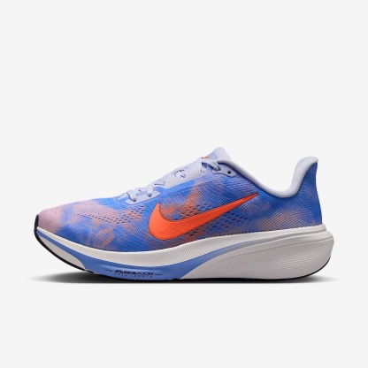Nike Pegasus 42 Straßenlaufschuh (Damen) – Bleached Lilac/Royal Pulse/Summit White/Hyper Crimson
