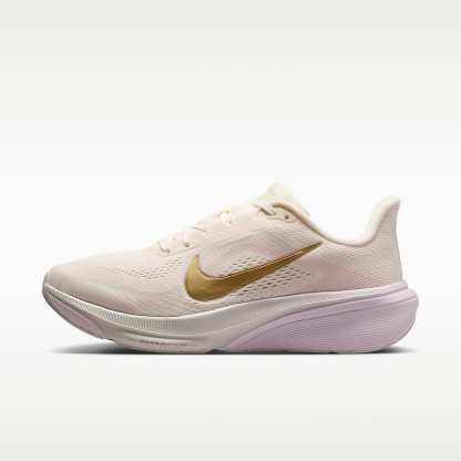 Nike Pegasus 42 Straßenlaufschuh (Damen) – Chalk/Spruce Aura/Bleached Lilac/Metallic Gold