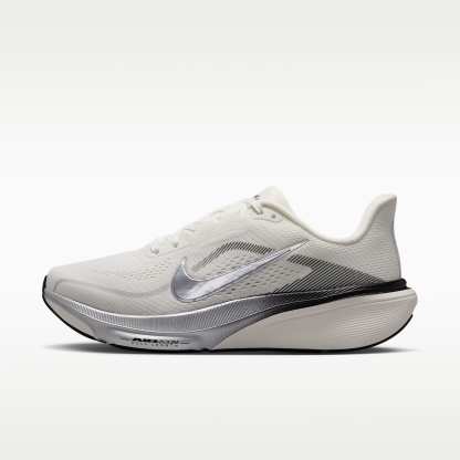 Nike Pegasus 42 Straßenlaufschuh (Damen) – Summit White/Sail/Schwarz/Metallic Silver