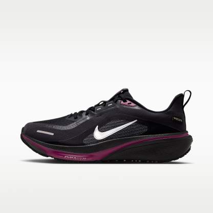 Nike Pegasus 42 GORE-TEX wasserdichter Straßenlaufschuh (Damen) – Schwarz/True Berry/Metallic Silver