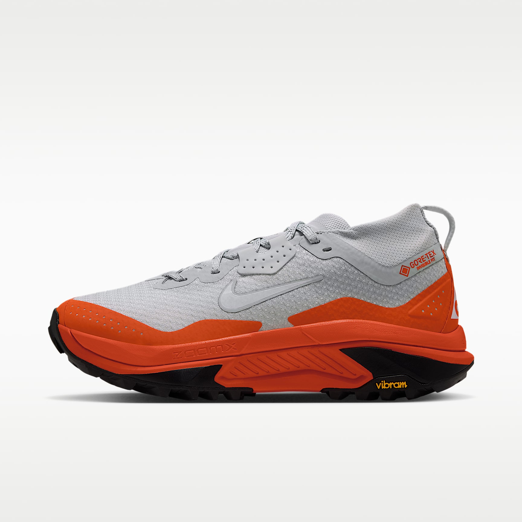 ACG Zegama Trail GORE-TEX wasserdichter Traillaufschuh (Damen) – Light Silver/Safety Orange/Schwarz/Summit White