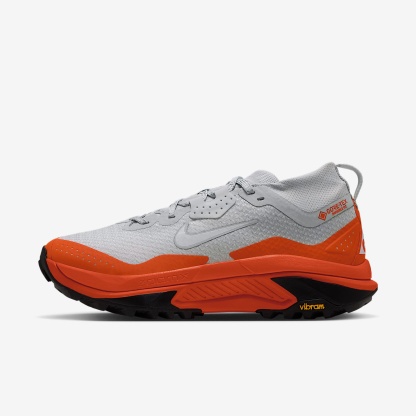 ACG Zegama Trail GORE-TEX wasserdichter Traillaufschuh (Damen) – Light Silver/Safety Orange/Schwarz/Summit White