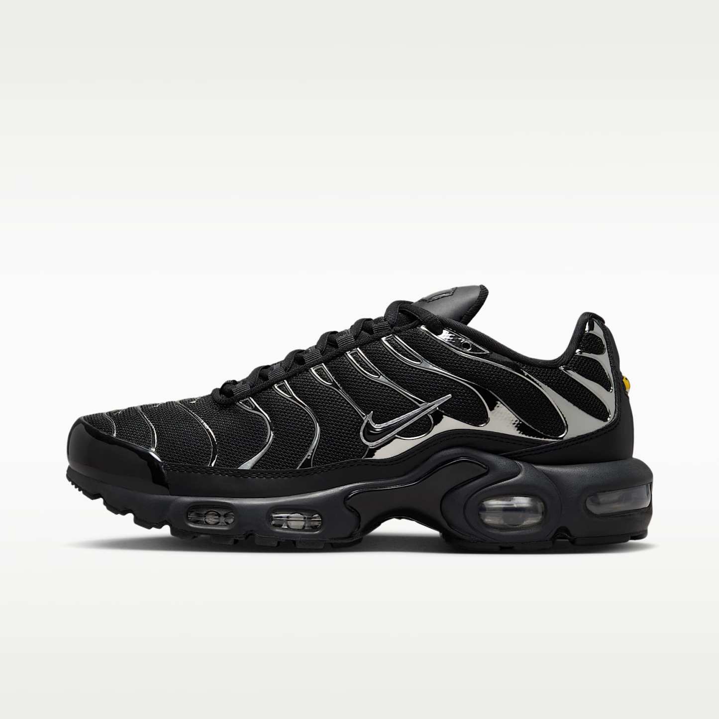 Nike Air Max Plus SE Schuh (Damen) – Schwarz/Metallic Silver/Laser Crimson/Off Noir