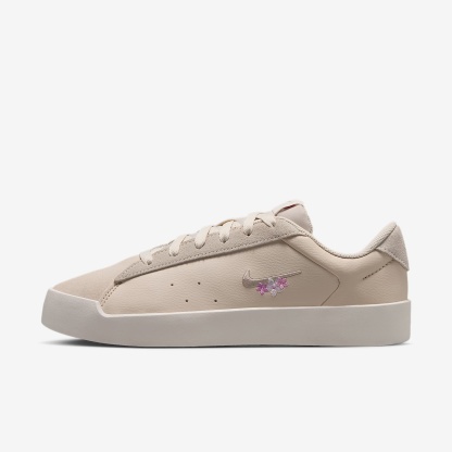 Nike Court Heritage SE "Stitched Floral" Schuh (Damen) – Light Orewood Brown/Phantom/Bleached Lilac/Cream II