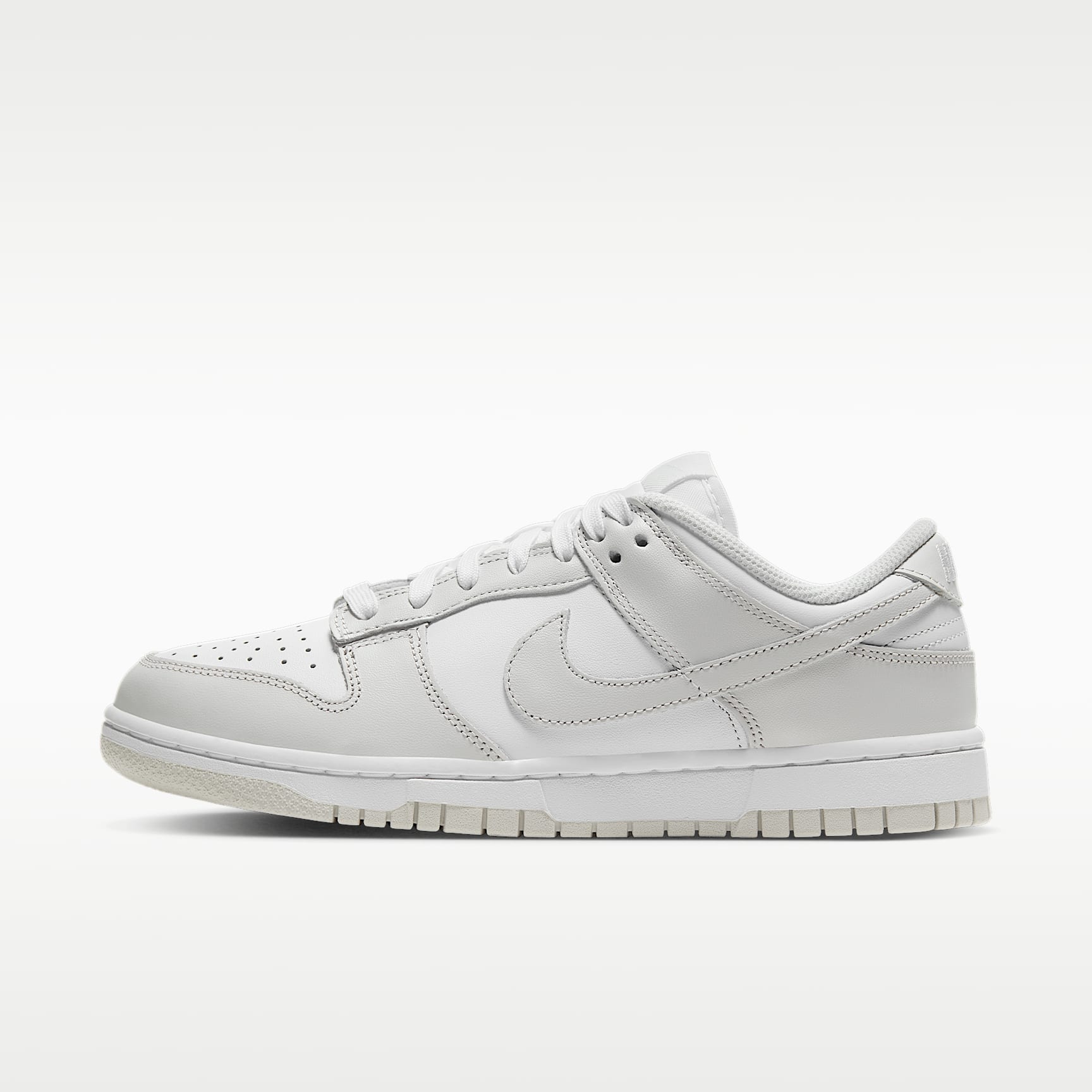 Nike Dunk Low Damenschuh – Weiß/Weiß/Photon Dust