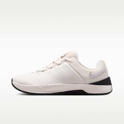 Nike MC Trainer 4 Trainingsschuh (Damen) – Phantom/Schwarz/Metallic Silver