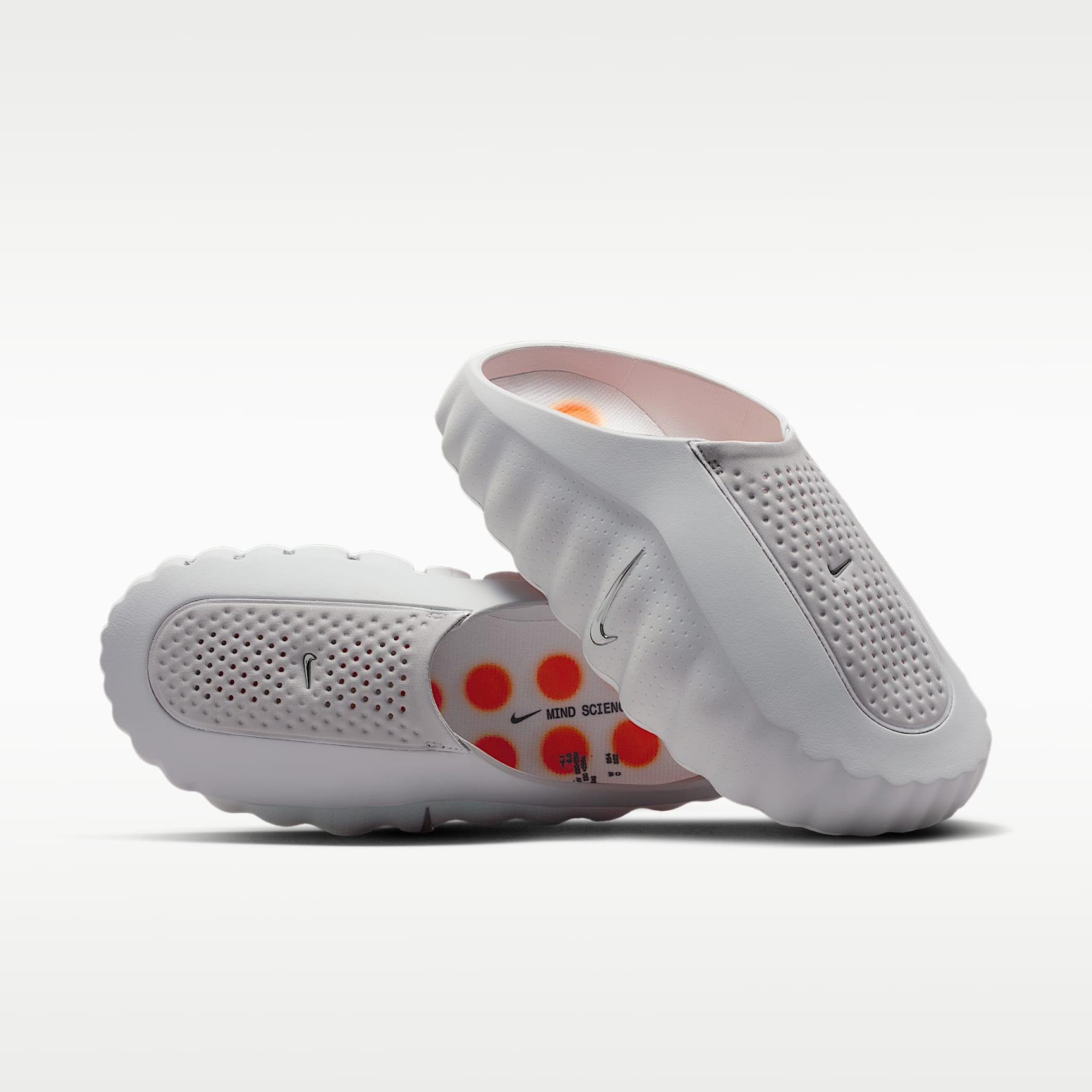 Nike Mind 001 Pregame Mule (Damen) – Light Smoke Grey/Photon Dust/Hyper Crimson/Chrome