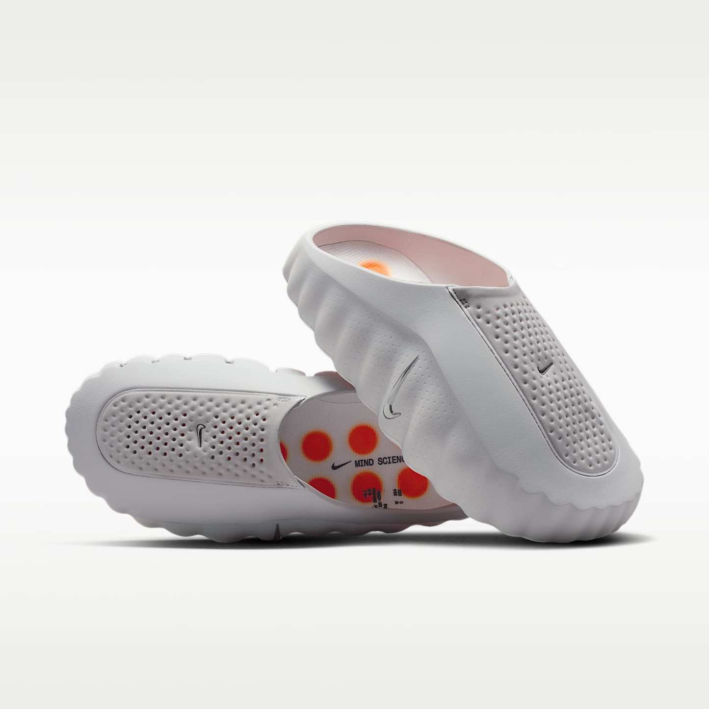 Nike Mind 001 Pregame Mule (Damen) – Light Smoke Grey/Photon Dust/Hyper Crimson/Chrome
