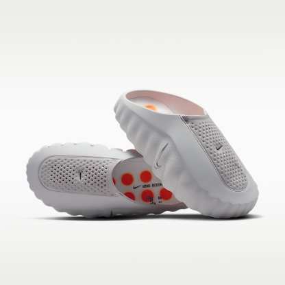 Nike Mind 001 Pregame Mule (Damen) – Light Smoke Grey/Photon Dust/Hyper Crimson/Chrome