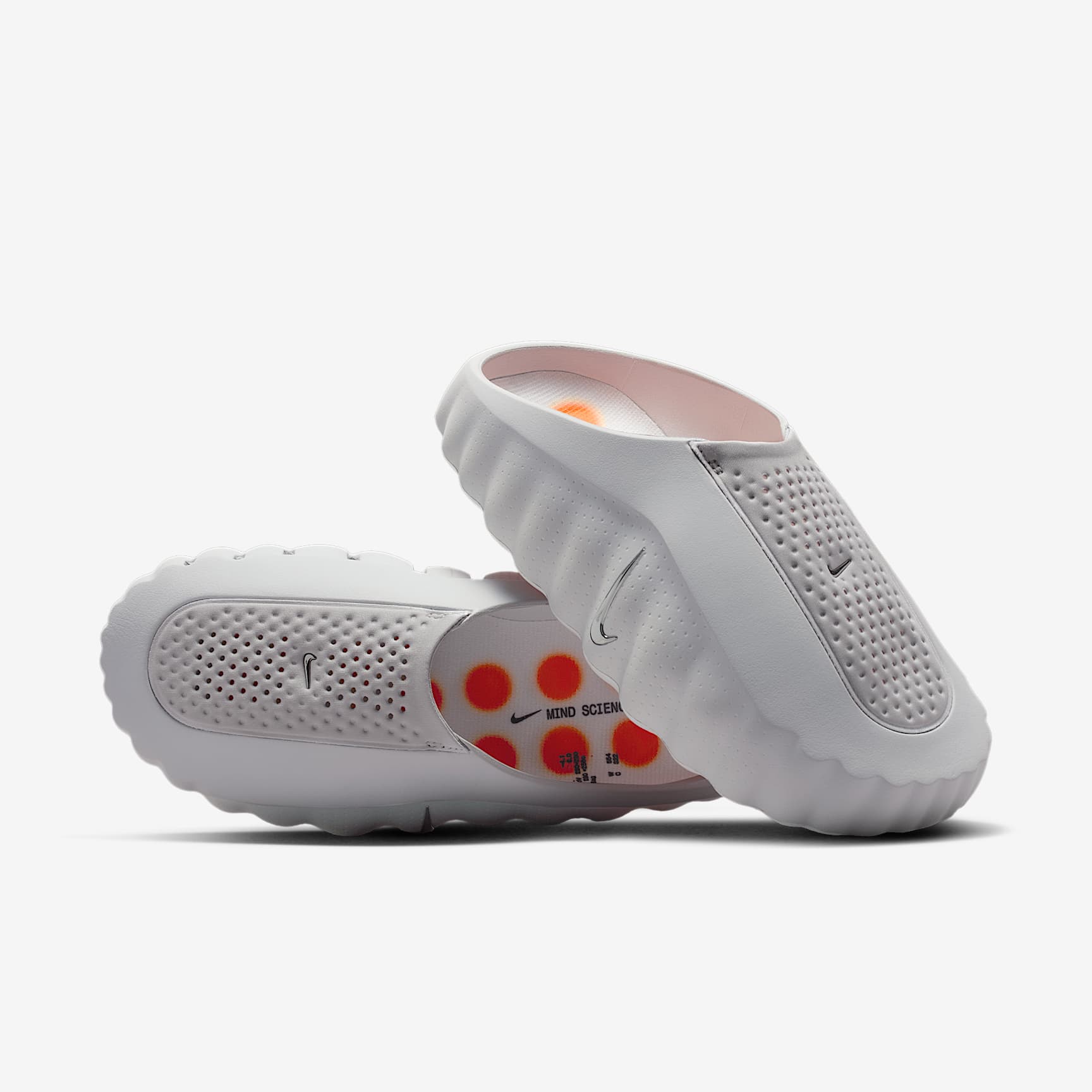 Nike Mind 001 Pregame Mule (Damen) – Light Smoke Grey/Photon Dust/Hyper Crimson/Chrome