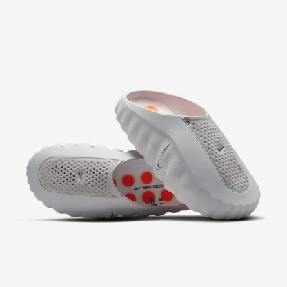 Nike Mind 001 Pregame Mule (Damen) – Light Smoke Grey/Photon Dust/Hyper Crimson/Chrome