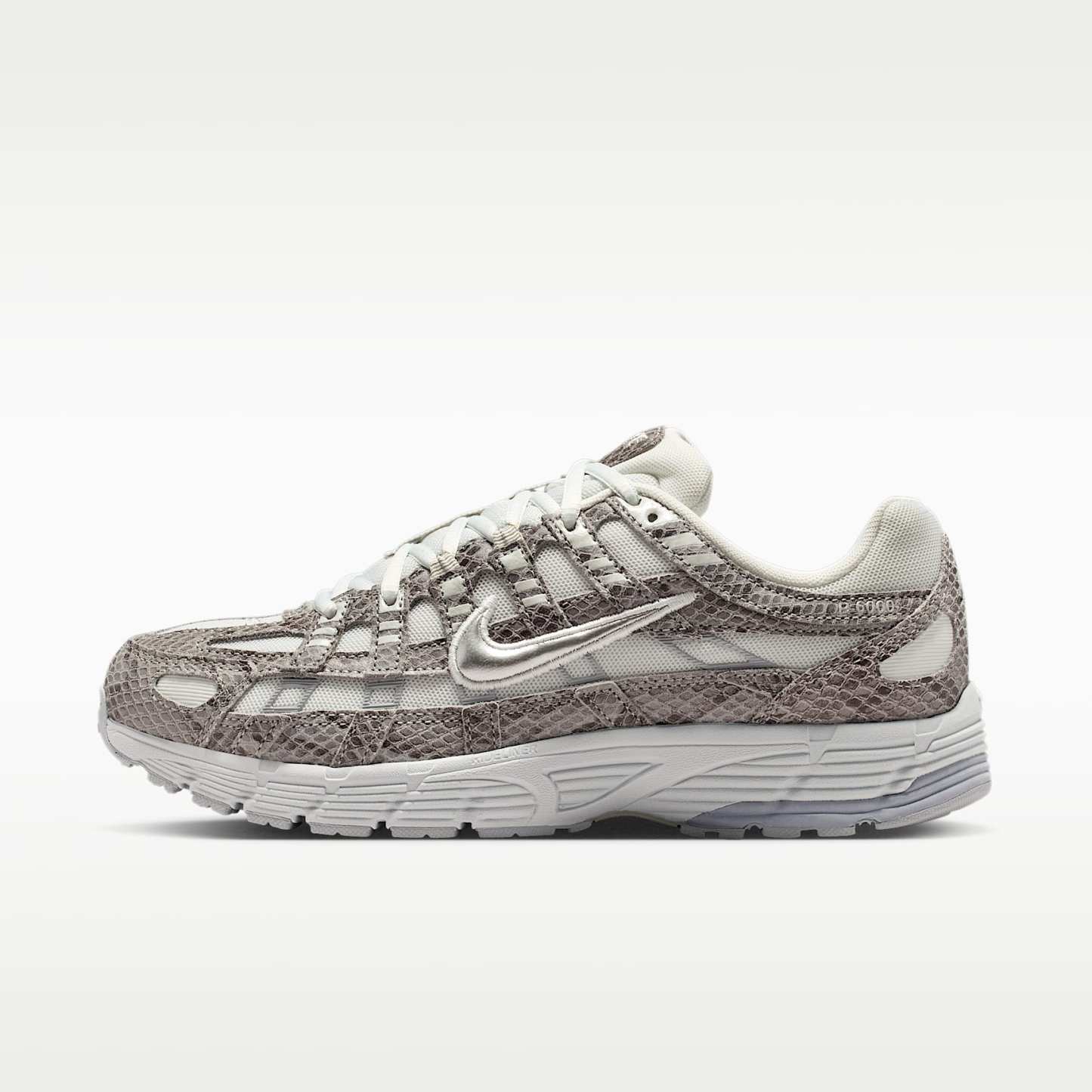 Nike P-6000 SE Schuh (Damen) – Off White/Schwarz/Cool Grey/Metallic Silver