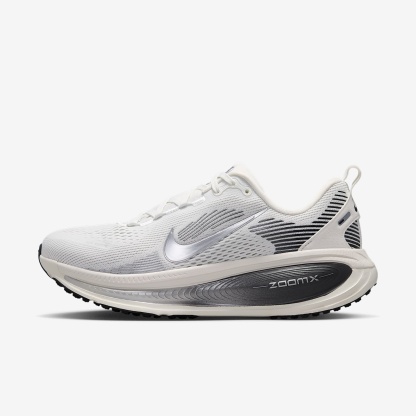 Nike Vomero 18 Straßenlaufschuh (Damen) – Summit White/Sail/Photon Dust/Metallic Silver
