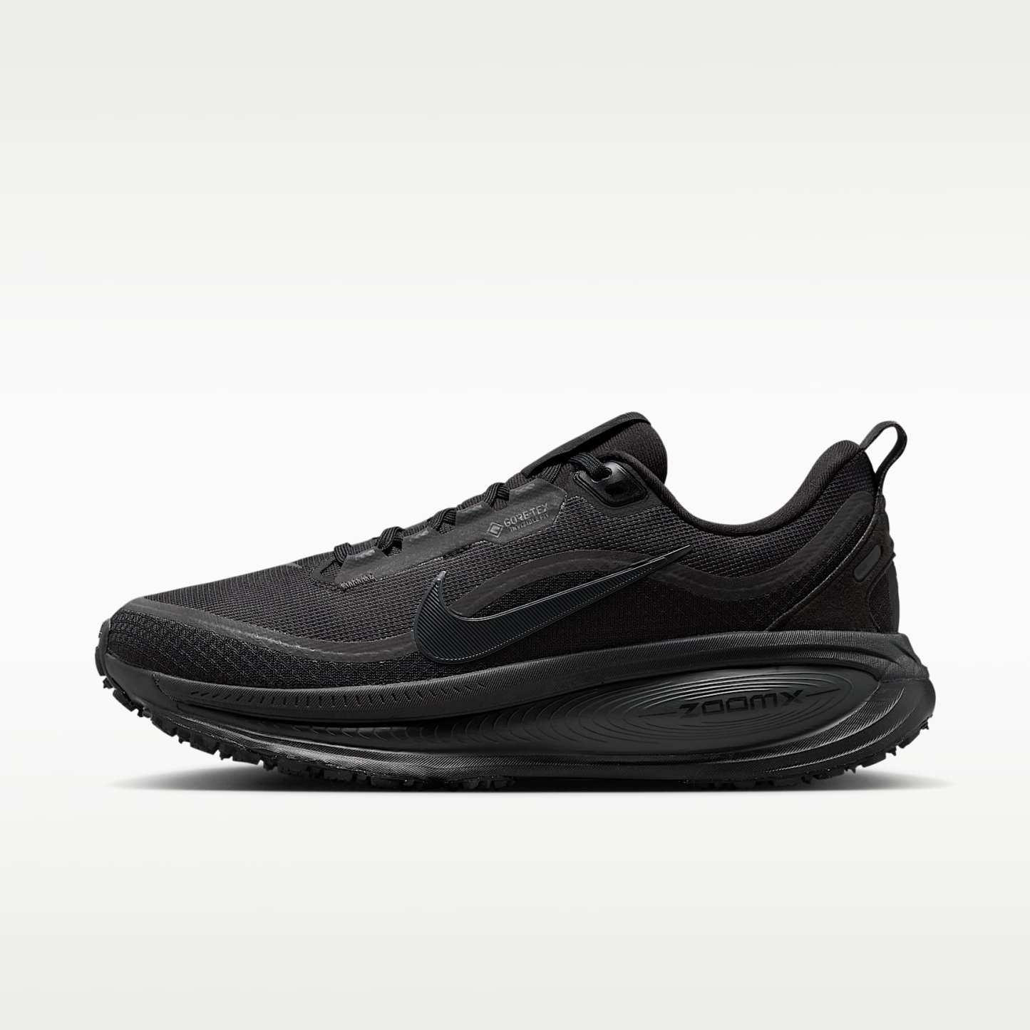 Nike Vomero 18 GORE-TEX Wasserdichter Straßenlaufschuh mit reflektierenden Designakzenten (Damen) – Schwarz/Anthracite