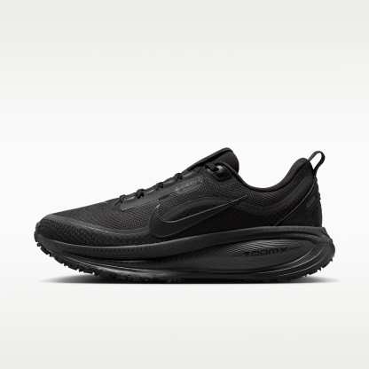 Nike Vomero 18 GORE-TEX Wasserdichter Straßenlaufschuh mit reflektierenden Designakzenten (Damen) – Schwarz/Anthracite