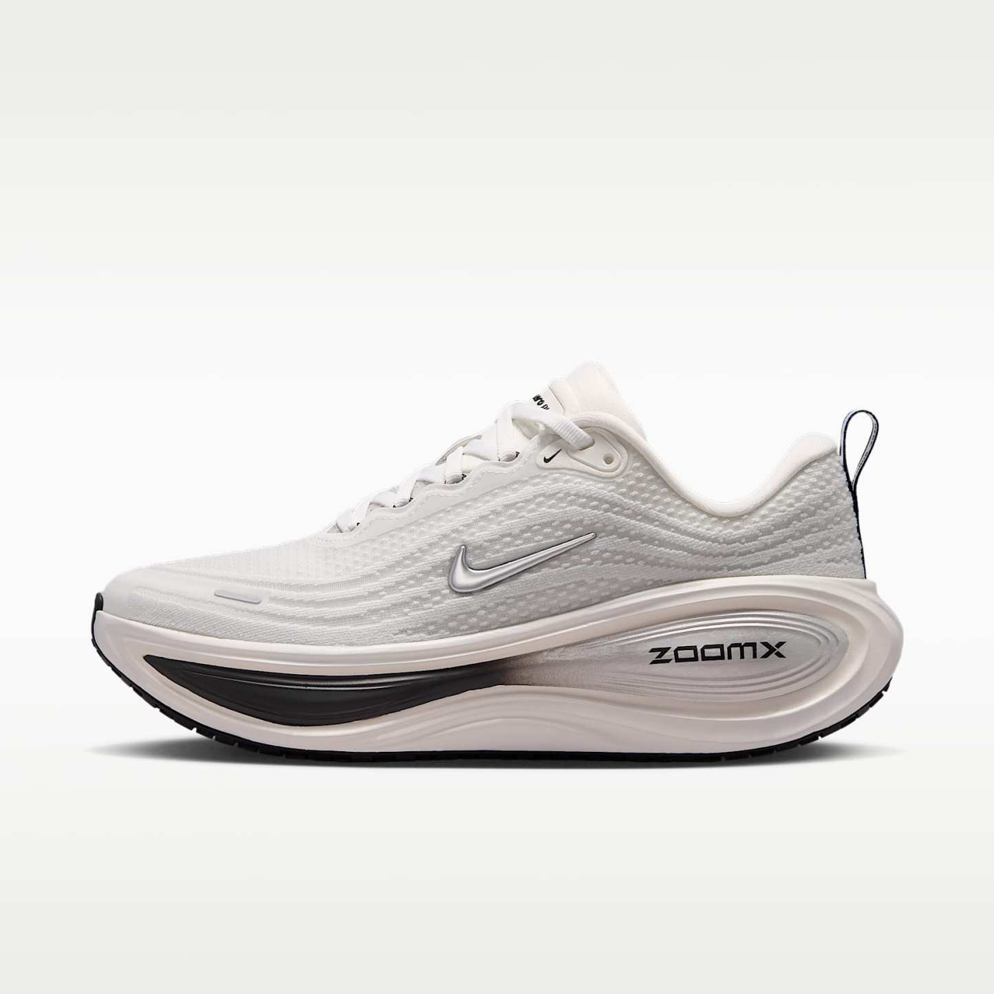 Nike Vomero Plus Straßenlaufschuh (Damen) – Summit White/Sail/Anthracite/Metallic Silver