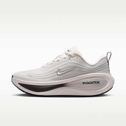Nike Vomero Plus Straßenlaufschuh (Damen) – Summit White/Sail/Anthracite/Metallic Silver