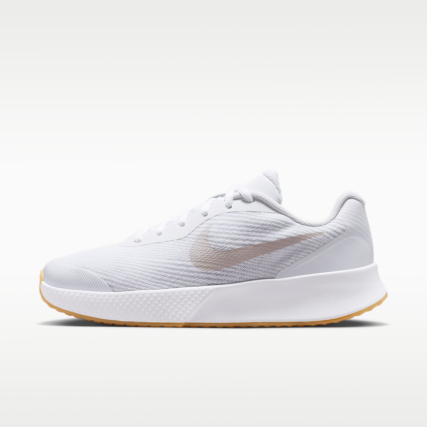 Nike Vapor Lite 3 Tennisschuh für Hartplätze (Damen) – Weiß/Summit White/Gum Yellow/Light Orewood Brown
