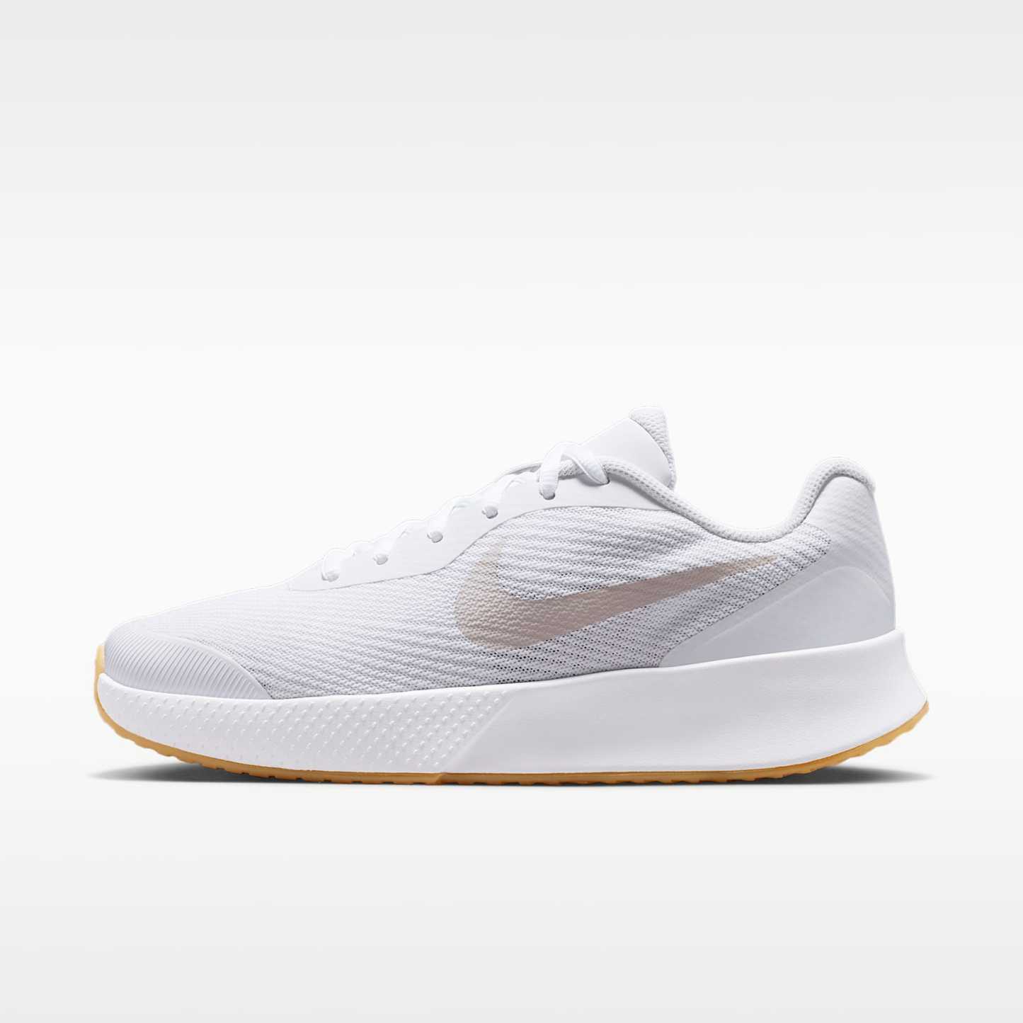 Nike Vapor Lite 3 Tennisschuh für Hartplätze (Damen) – Weiß/Summit White/Gum Yellow/Light Orewood Brown