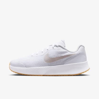 Nike Vapor Lite 3 Tennisschuh für Hartplätze (Damen) – Weiß/Summit White/Gum Yellow/Light Orewood Brown
