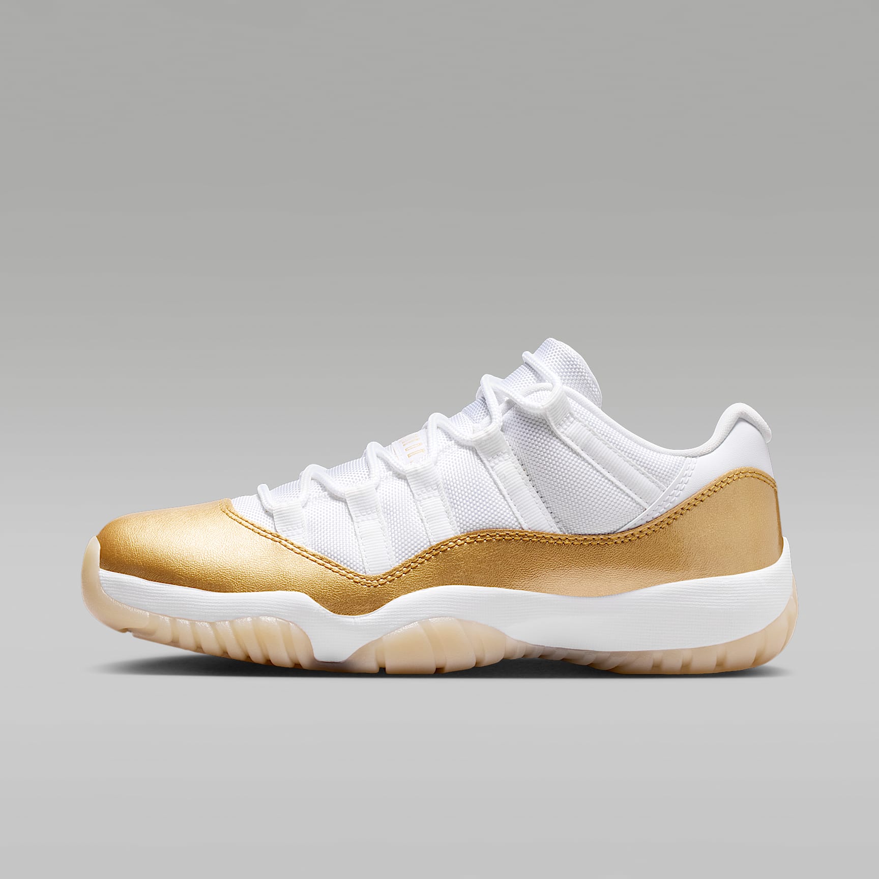 Air Jordan 11 Low "Mother's Day" Schuh (Damen) – Weiß/Team Gold/Metallic Gold