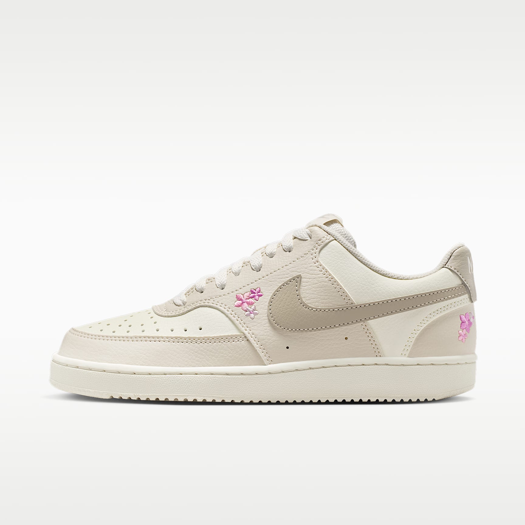 Nike Court Vision Low SE "Stitched Floral" Schuh (Damen) – Sail/Light Orewood Brown/Cream II