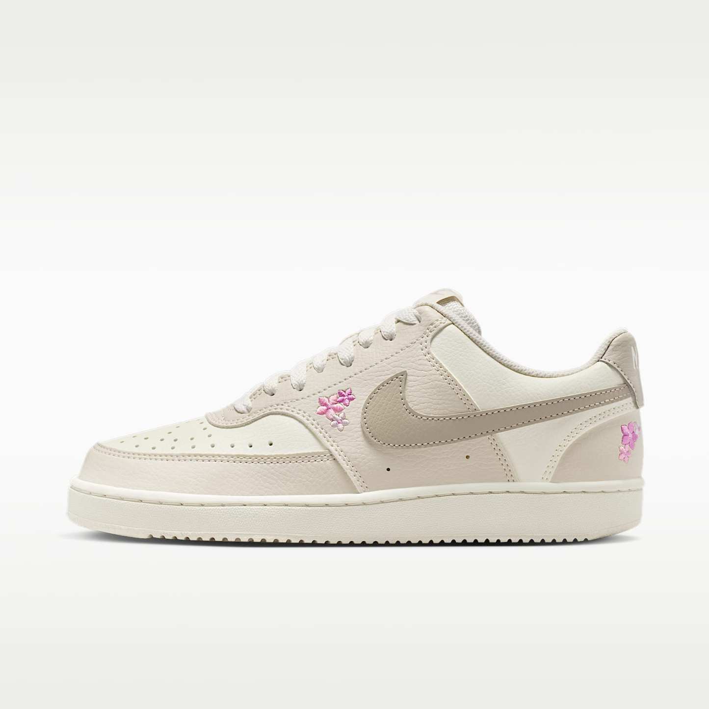 Nike Court Vision Low SE "Stitched Floral" Schuh (Damen) – Sail/Light Orewood Brown/Cream II