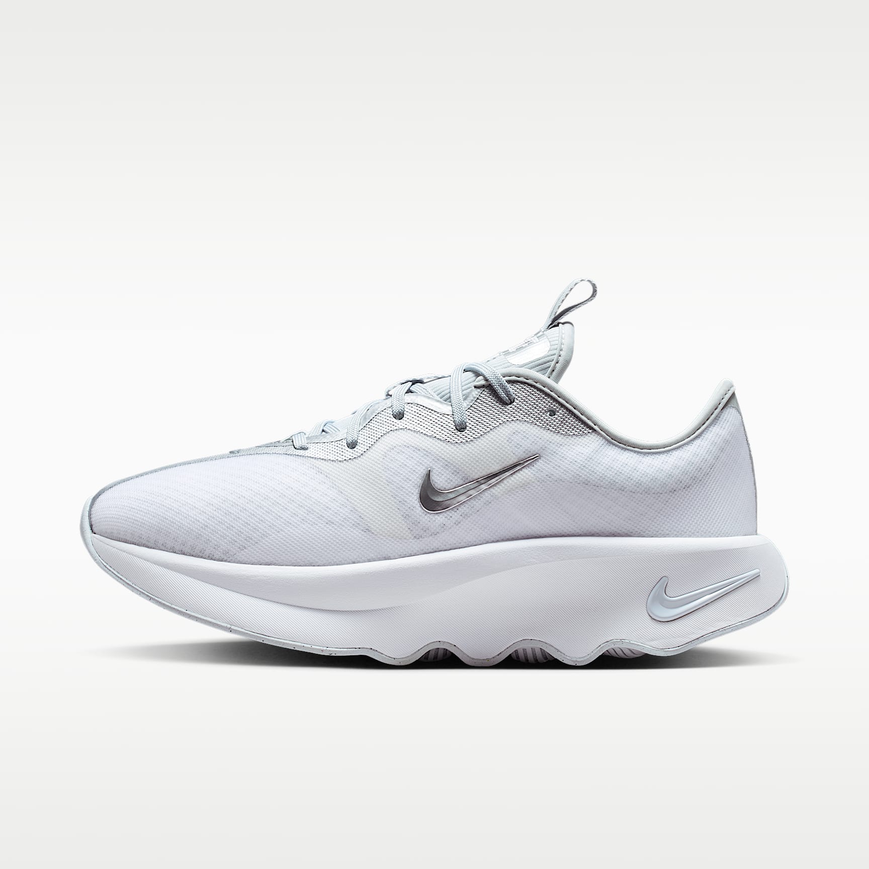 Nike Motiva 2 Walking-Schuhe (Damen) – Weiß/Pure Platinum/Metallic Silver