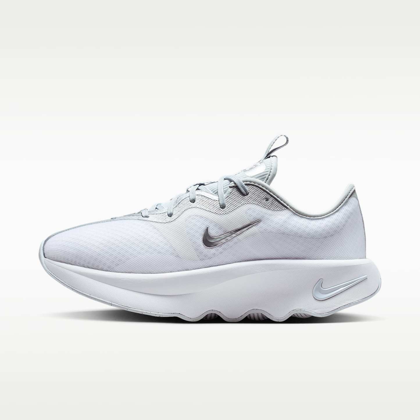 Nike Motiva 2 Walking-Schuhe (Damen) – Weiß/Pure Platinum/Metallic Silver