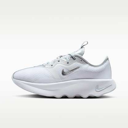 Nike Motiva 2 Walking-Schuhe (Damen) – Weiß/Pure Platinum/Metallic Silver