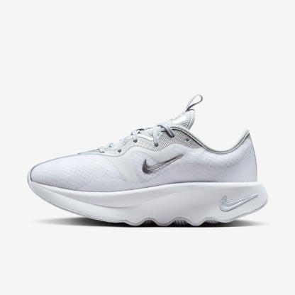 Nike Motiva 2 Walking-Schuhe (Damen) – Weiß/Pure Platinum/Metallic Silver