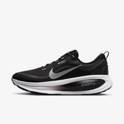 Nike Vomero 18 GORE-TEX wasserdichter Straßenlaufschuh mit reflektierenden Akzenten (Herren) – Schwarz/Anthracite/Weiß/Metallic Silver