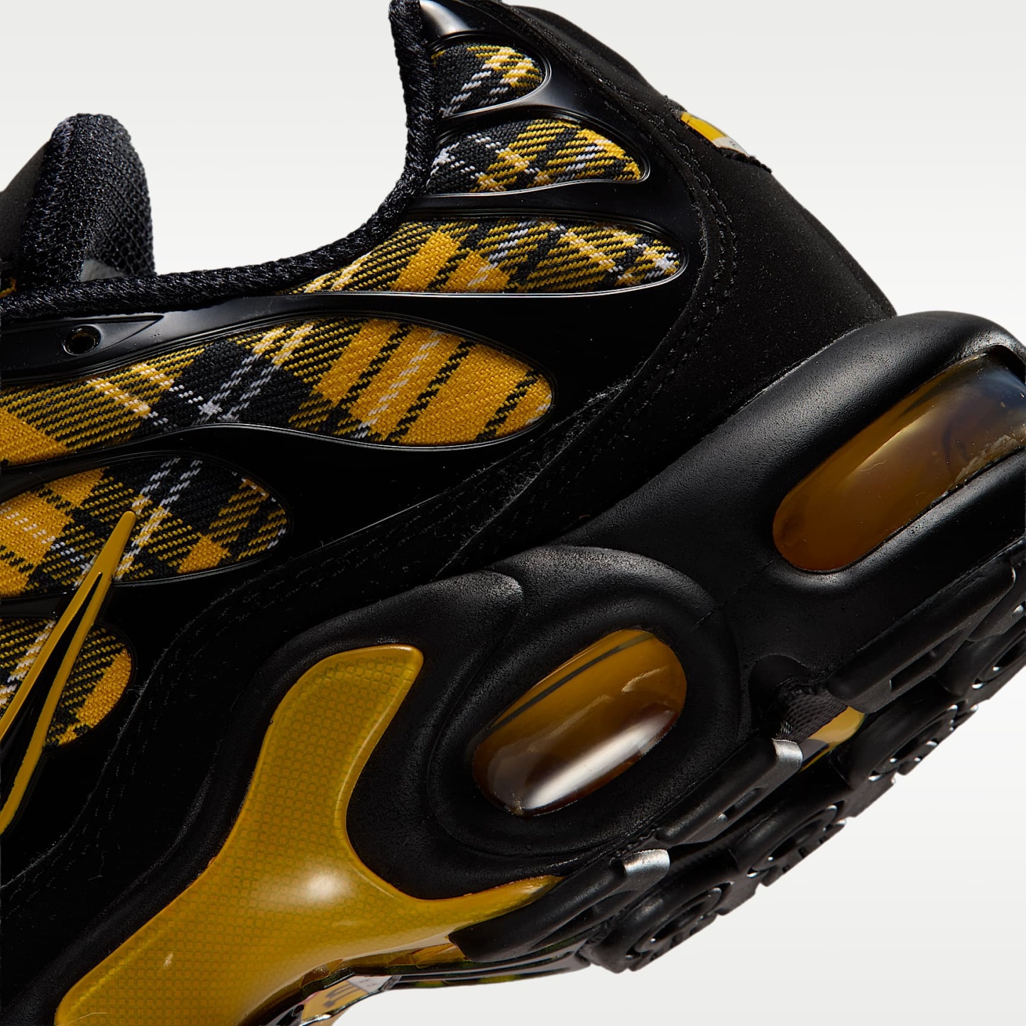 Nike Air Max Plus Schuh (Damen) – Schwarz/Weiß/Yellow Ochre