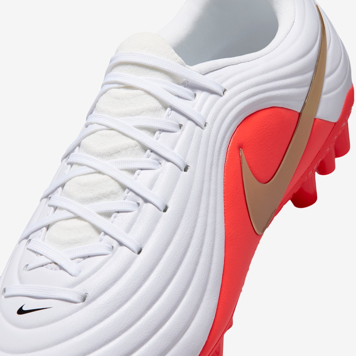 Nike Tiempo Maestro Academy Low Top Fußballschuh für Kunstrasen – Weiß/Bright Crimson/Blur