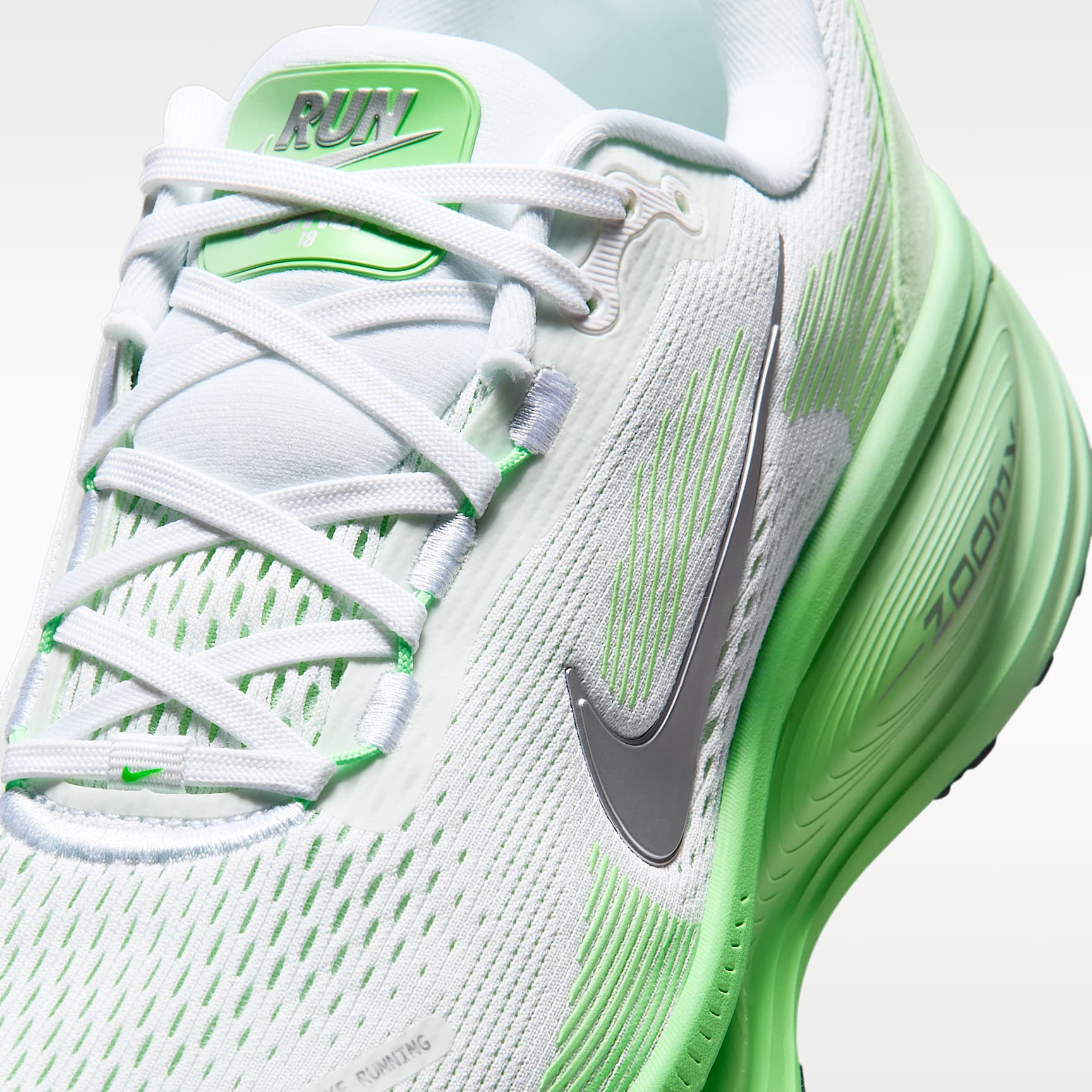 Nike Vomero 18 Straßenlaufschuh (Damen) – Weiß/Illusion Green/Court Green/Metallic Silver