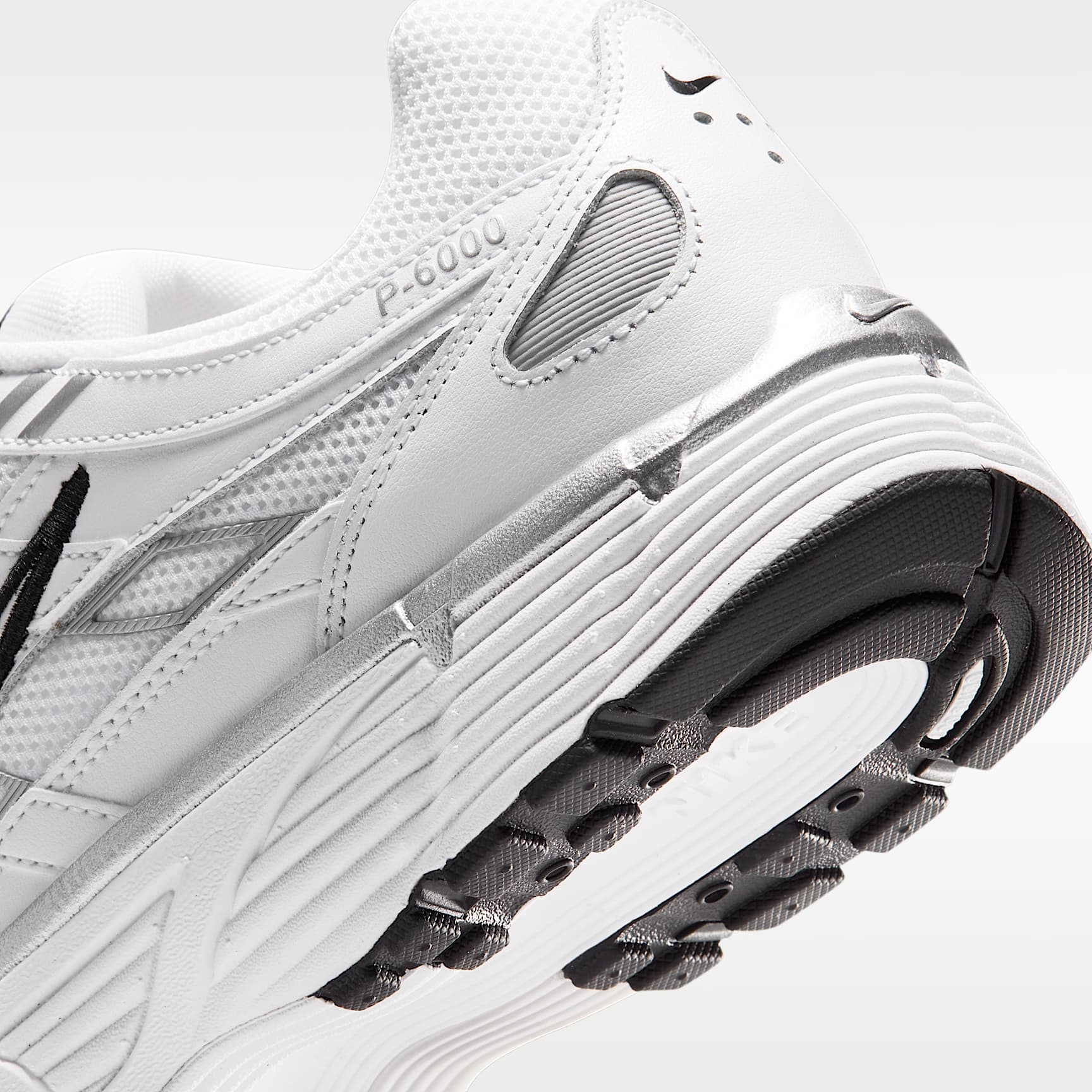 Nike P-6000 Schuh – Weiß/Schwarz/Metallic Silver