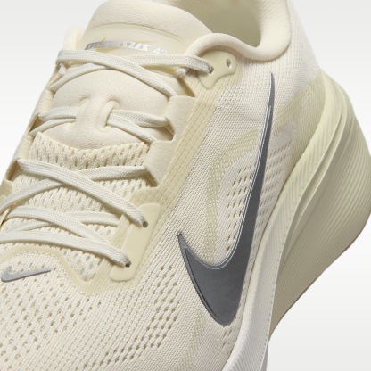 Nike Pegasus 42 Straßenlaufschuh (Herren) – Coconut Milk/Light Khaki/Gum Light Brown/Metallic Silver