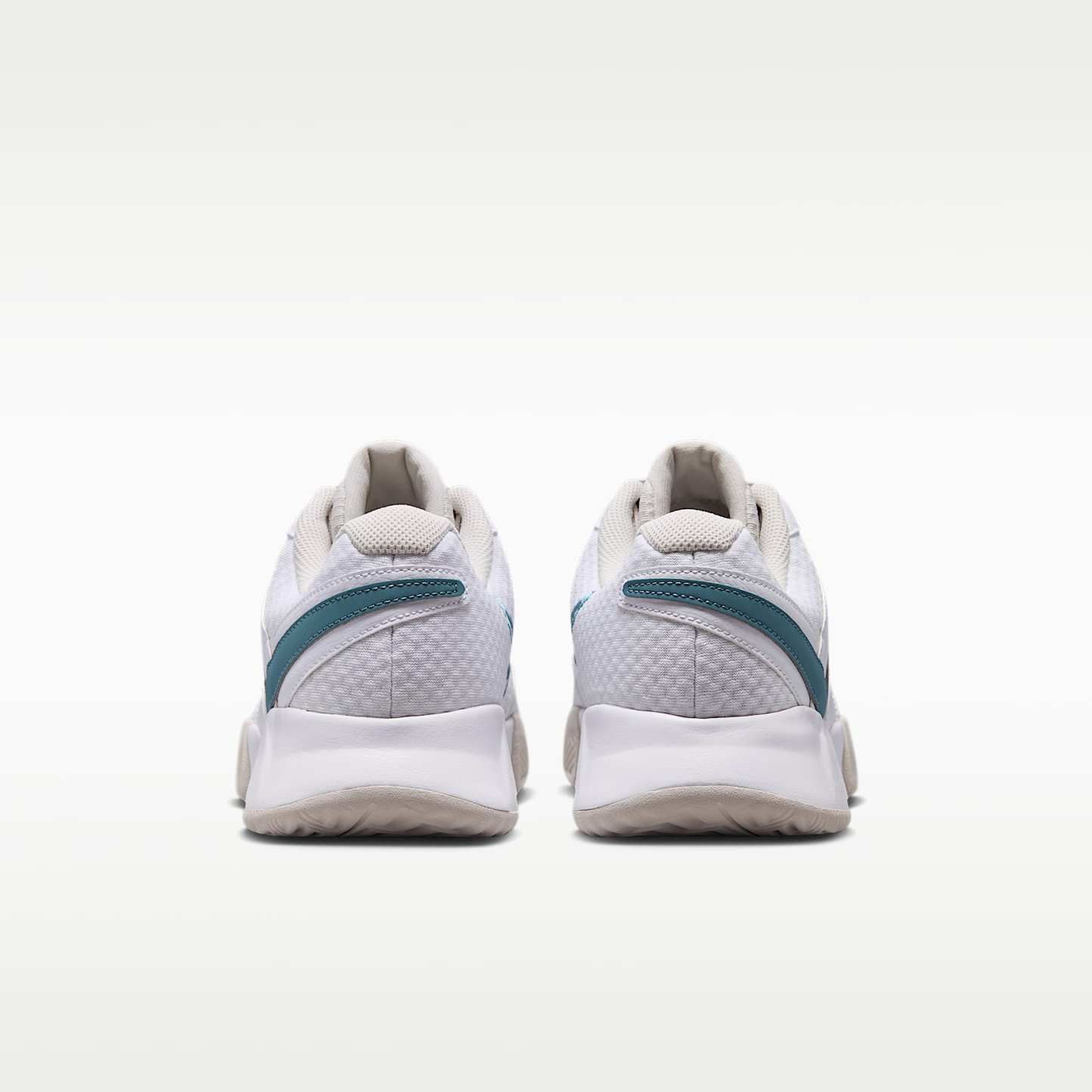 NikeCourt Lite 4 Herren-Tennisschuh für Sandplätze – Weiß/Light Bone/New Slate/Smokey Blue