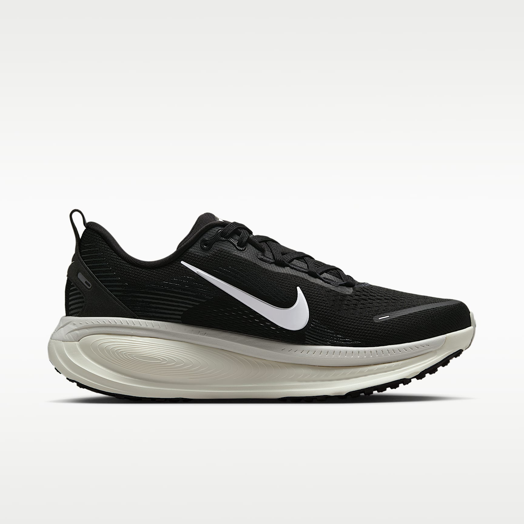 Nike Vomero 18 Straßenlaufschuh (Herren) – Schwarz/Coconut Milk/Light Iron Ore/Summit White