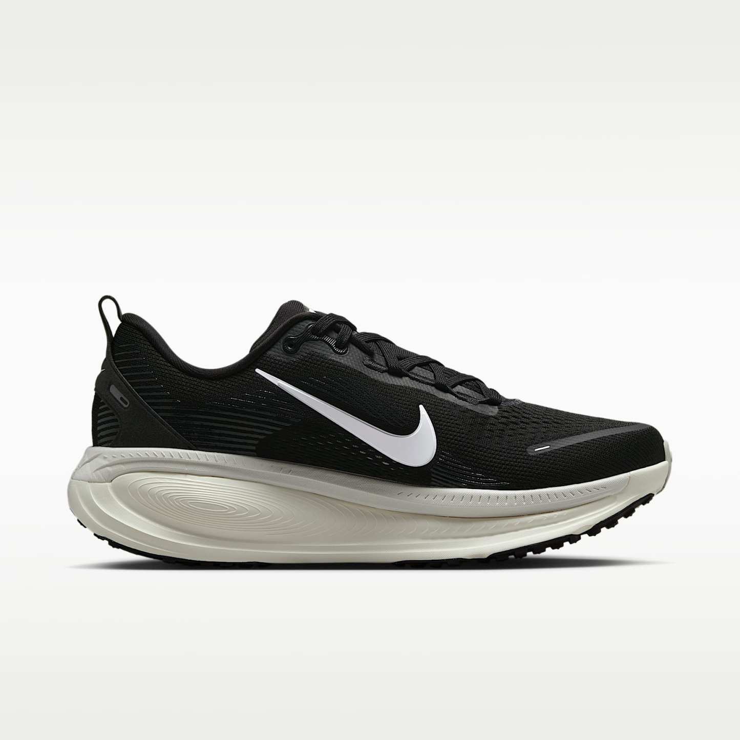 Nike Vomero 18 Straßenlaufschuh (Herren) – Schwarz/Coconut Milk/Light Iron Ore/Summit White
