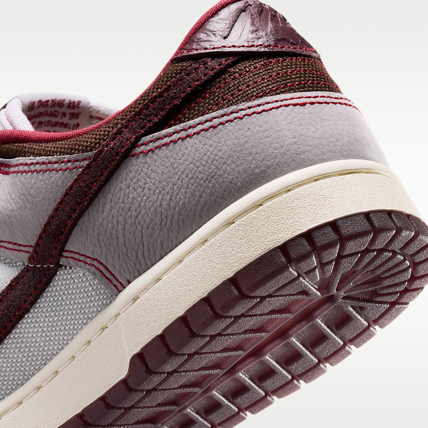 Nike Dunk Low Retro SE Schuh (Herren) – Pure Platinum/Wolf Grey/Team Red/Burgundy Crush