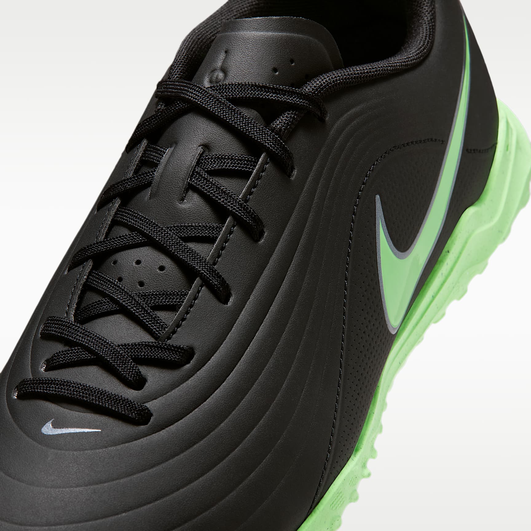 Nike Tiempo Maestro Club Low-Top-Fußballschuh für Turf – Schwarz/Schwarz/Illusion Green