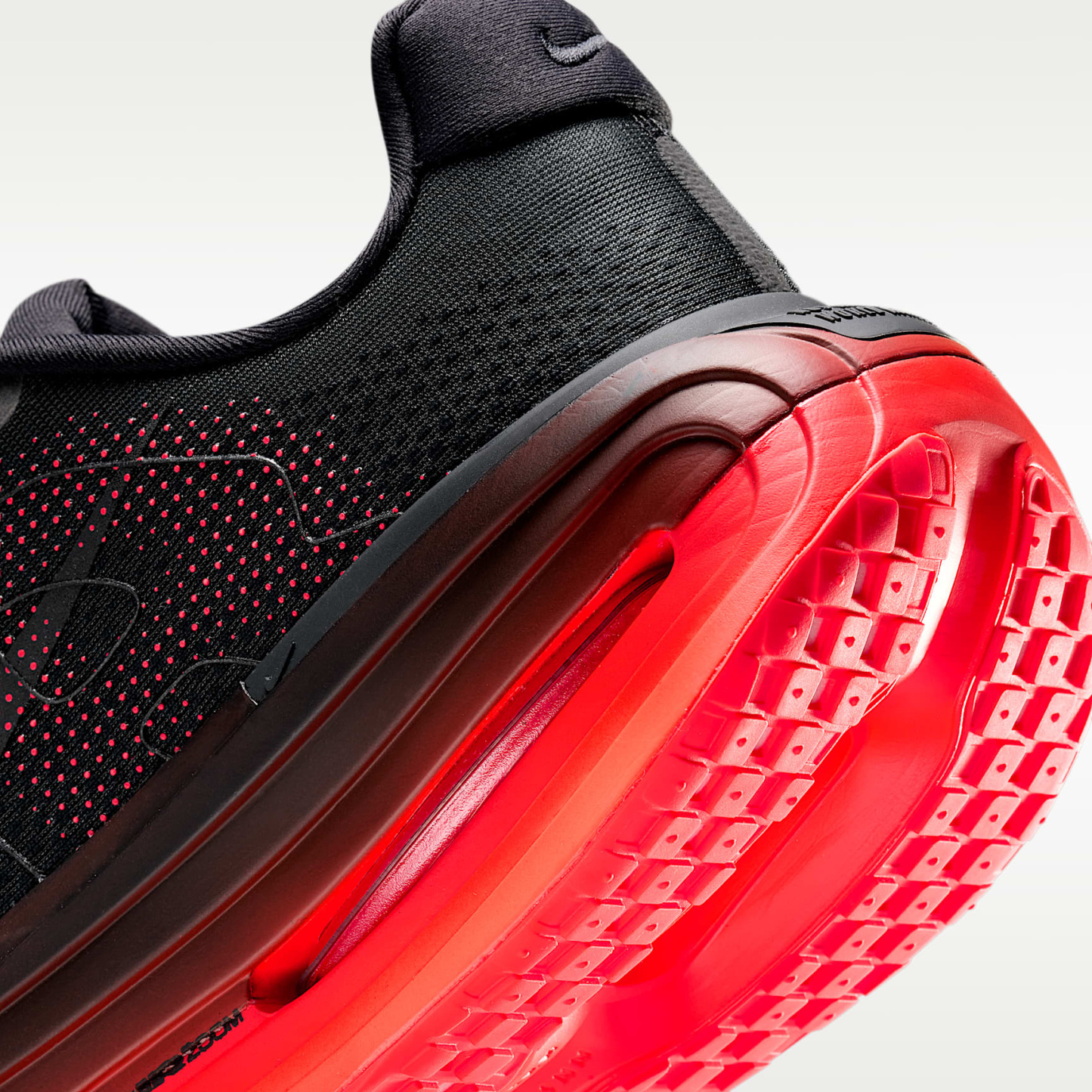 Nike Vomero Premium Straßenlaufschuh (Herren) – Schwarz/Bright Crimson/Schwarz