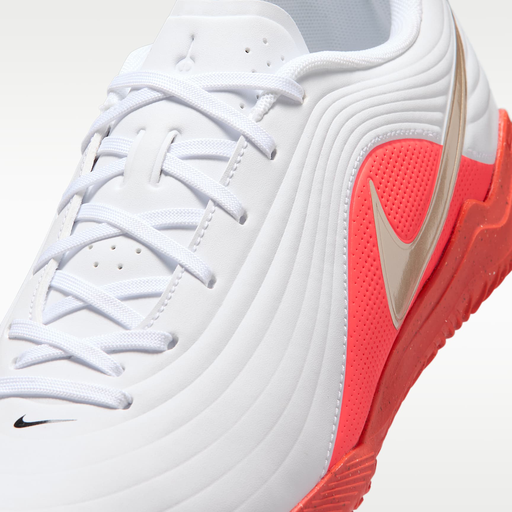 Nike Tiempo Maestro Club Low-Top-Fußballschuh für Hallen- und Hartplätze – Weiß/Bright Crimson/Blur