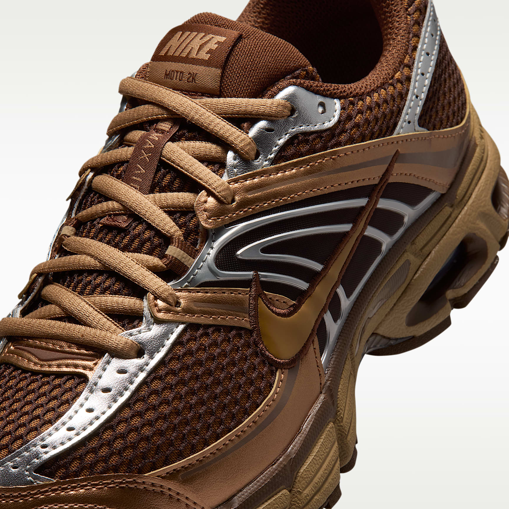 Nike Air Max Moto 2K Schuh mit reflektierenden Akzenten (Damen) – Light British Tan/Cacao Wow/Metallic Silver/Dark Driftwood