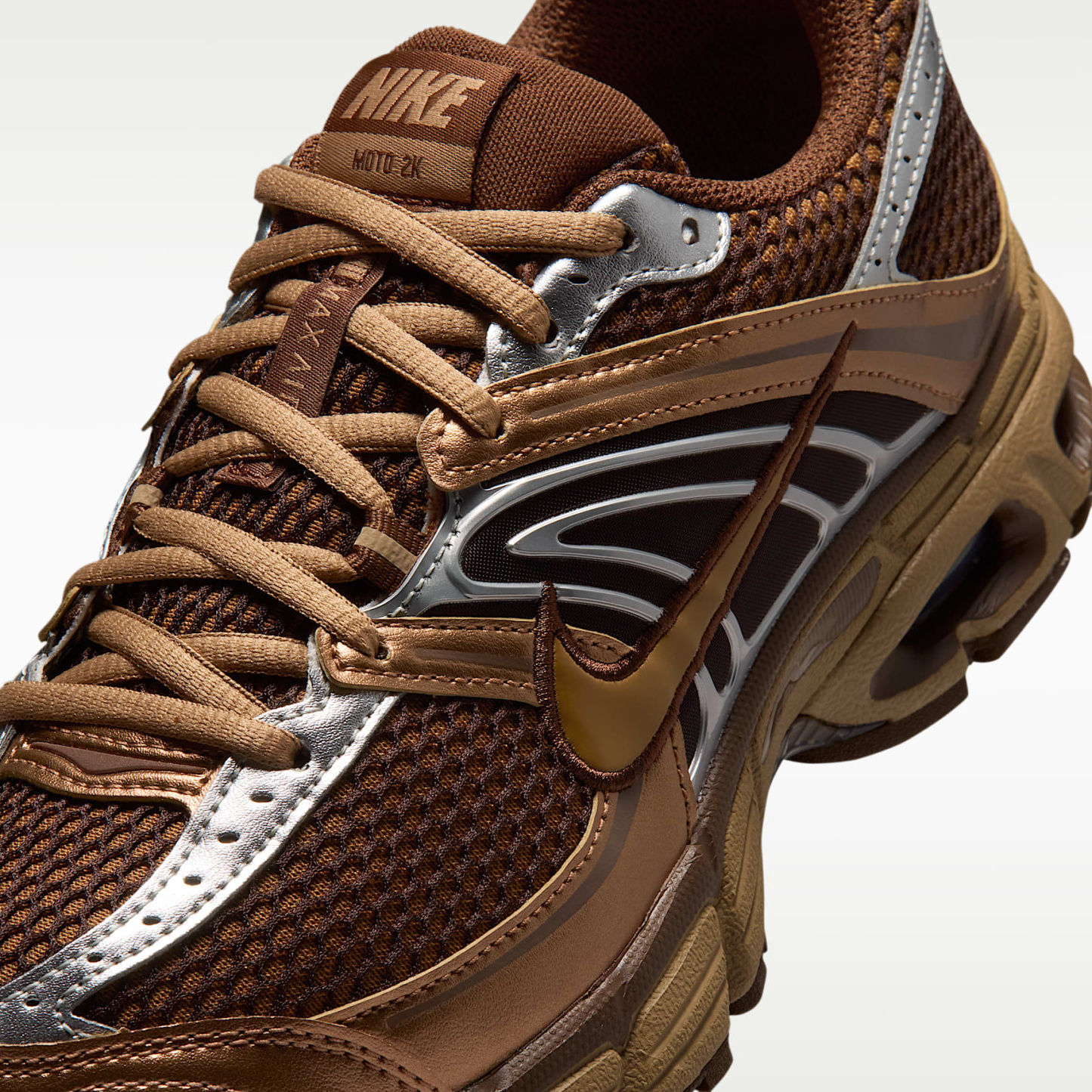 Nike Air Max Moto 2K Schuh mit reflektierenden Akzenten (Damen) – Light British Tan/Cacao Wow/Metallic Silver/Dark Driftwood