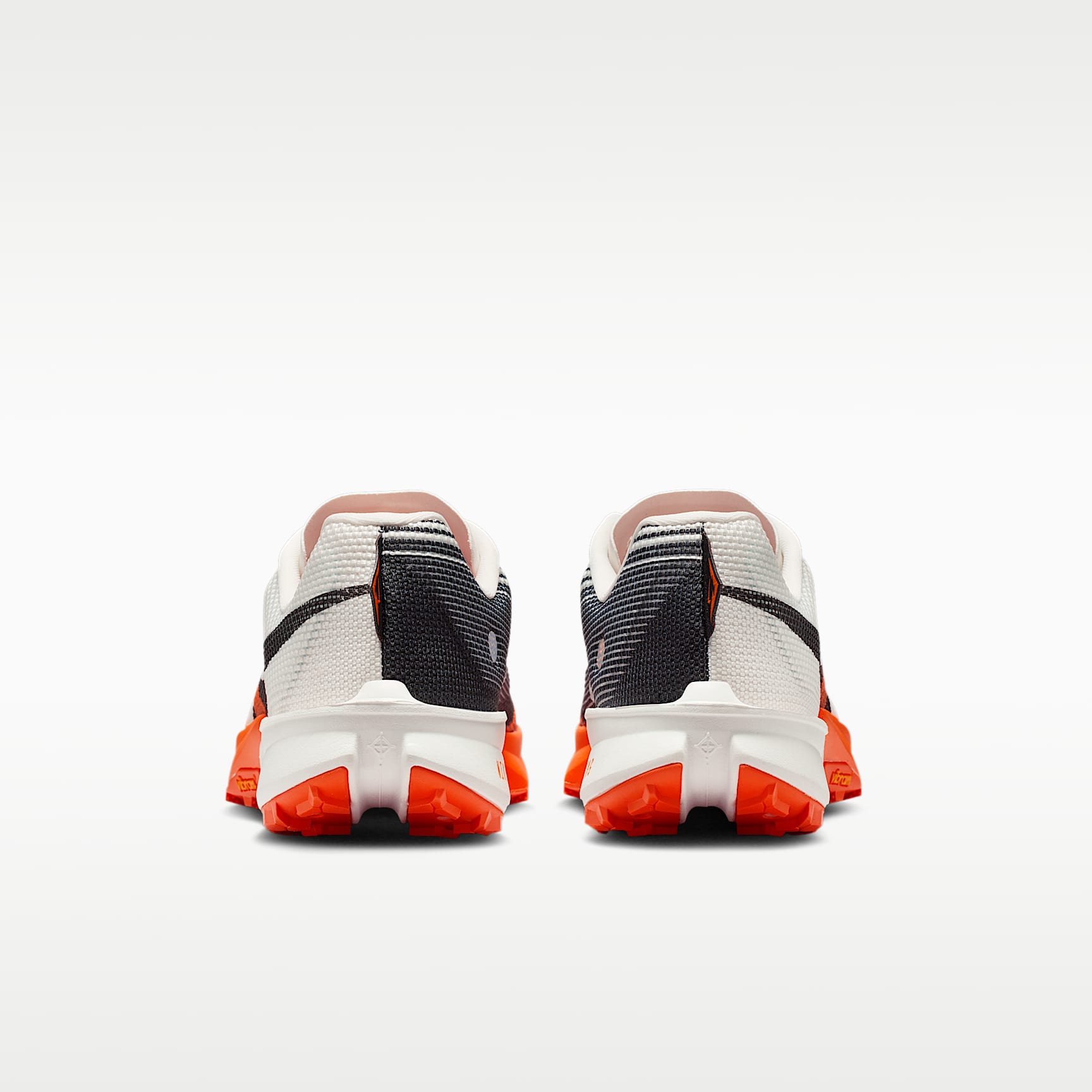 Nike Kiger 10 Traillaufschuh – Summit White/Total Orange/Safety Orange/Schwarz